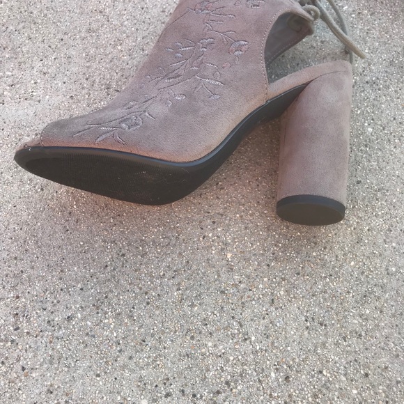 🔥LAST 6.5🔥Embroidered faux suede open toe BOOTIE - Picture 3 of 3